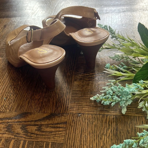 CLARKS  Artisan Beige heels - Picture 4 of 9